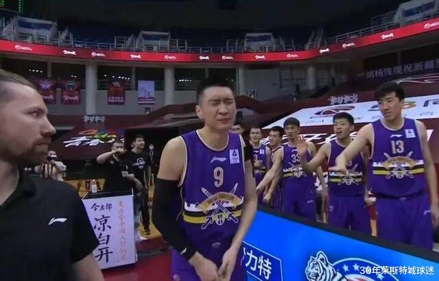 八佰|孙悦11投0中，赛前与队友击掌却戳伤手指，疼得一脸生无可恋