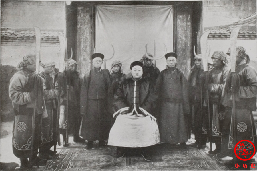 晚清|晚清老照片：“丐帮”帮主全身挂满垃圾，知州大人派头十足