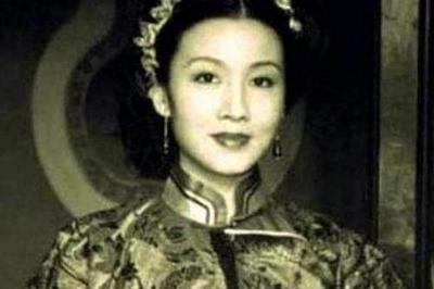 『叶蓁』欢天喜地上了花轿,新郎却是公公,生了2子3女,死后却卷蓆下葬