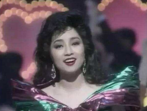 春晚|宁愿离婚也绝不改国籍，春晚都能她破例一次，如今71岁却无儿无女