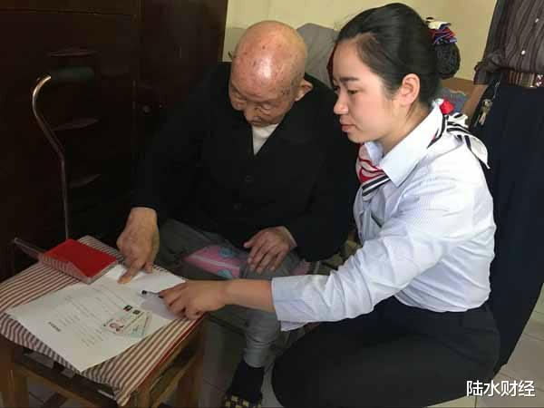 利息|“集中取款”出现？为何老人利息都不要了，也要取走？银保监表态