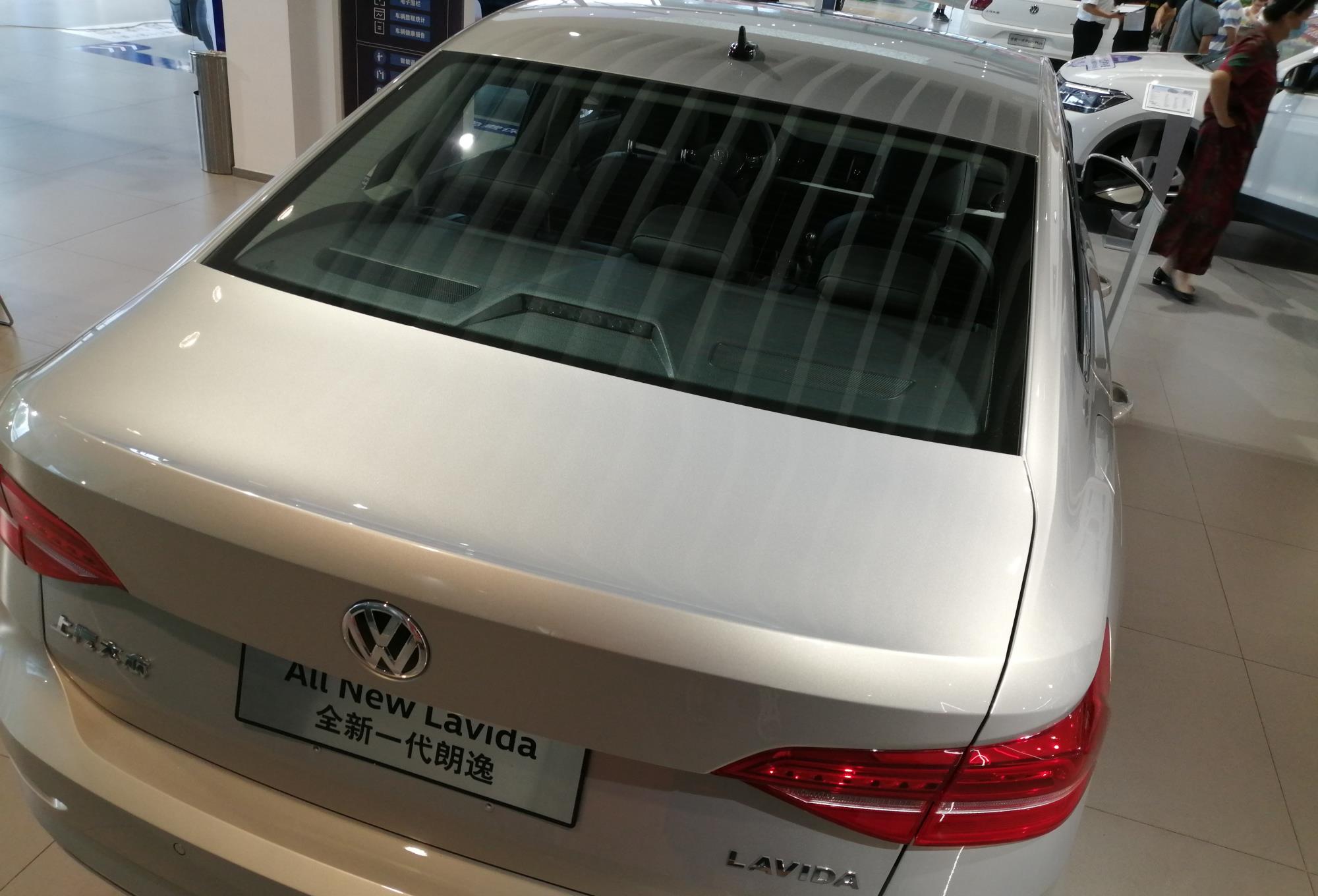 大众朗逸|专为国人打造的家用车，一年卖出51.7万台，油耗5.5L，不足10万