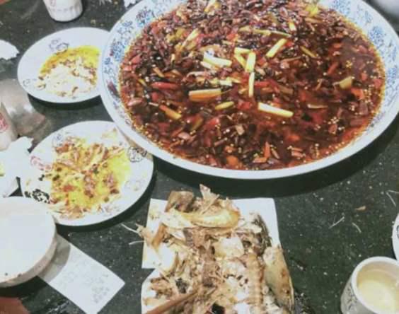 警察|吃完鱼拼出鱼形状，表示缺斤短两，老板表示缺钱你早说啊！