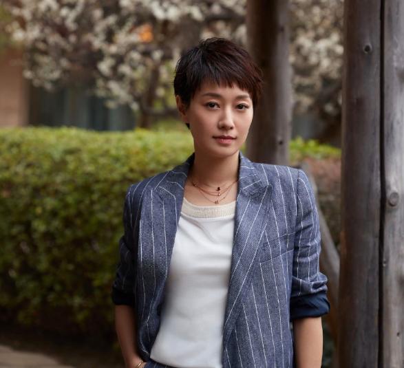 |参观马伊琍如今住的房子，楼栋外墙显残旧，小区里连电梯都没有