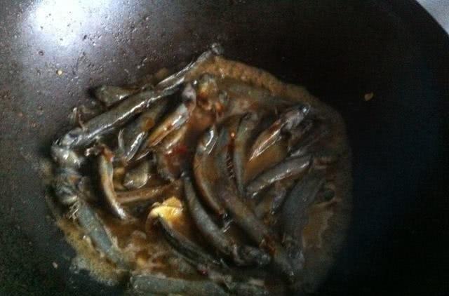 []钱塘江退潮，江边水坑鱼群搁浅, 钓鱼人发现“怪鱼”