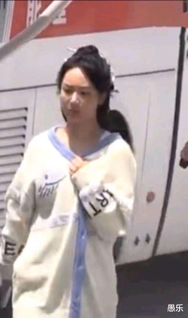 『杨紫』杨紫“真人”到底长什么样?看到路人镜头下的她,网友:确定27岁?