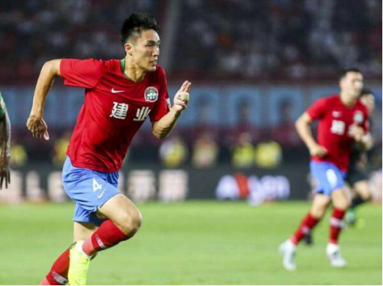 河南建业|他是建业国脚级中卫曾被里皮看好！新赛季首战却成散步帝引发众怒