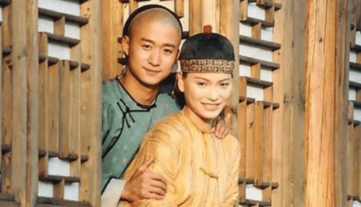 吴京|曾嫌吴京穷配不上她，转身嫁富豪却被抛弃，如今菜市场卖鱼大婶