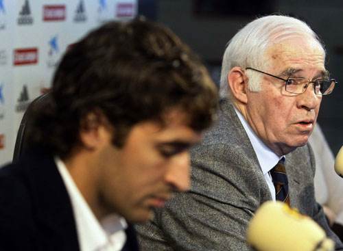 「西班牙队」他27岁夺西甲金靴爆红,力压劳尔捧欧洲杯冠军,妻子曾自爆睡多位皇马巨星!