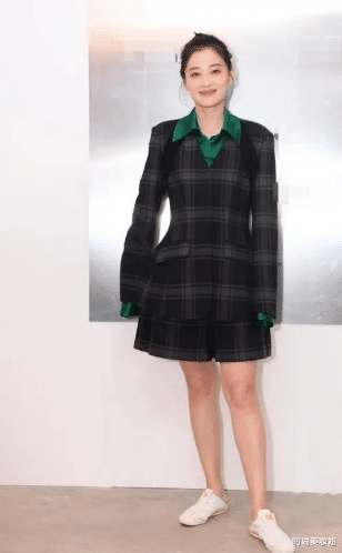 衬衫：梅婷剪了短发更年轻了，穿条纹衬衫配牛仔半裙，说30岁我都信