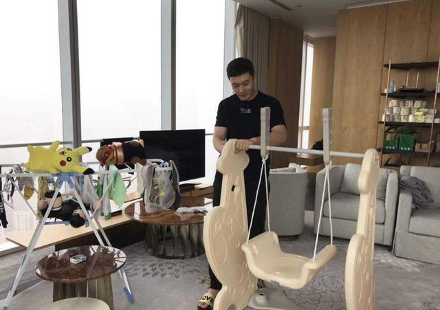 黄晓明|黄晓明baby夫妇在上海的豪宅,在家能看东方明珠,客厅里晾满衣服