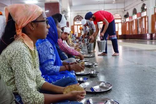 誰說沒有免費的午餐？印度“免費食堂”，每天提供十萬免費的午餐-圖6