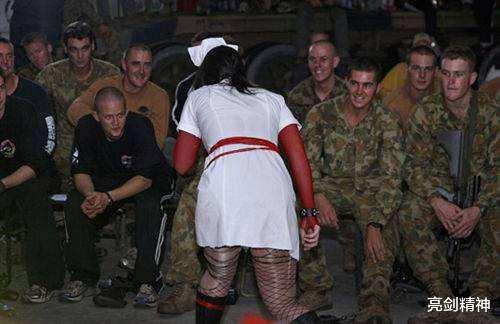 太勁爆！澳大利亞女星前往阿富汗鼓舞士氣，卻被爆與士兵發生關系-圖2