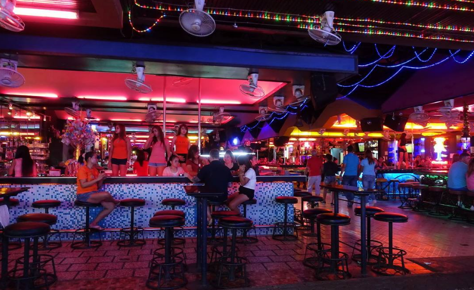 「芭提雅」“不夜城”芭提雅的真实面貌，富人的“天堂”，穷人的“地狱”