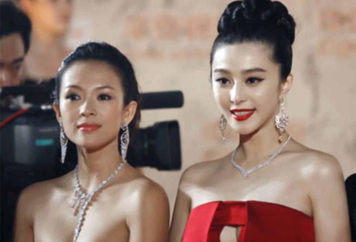 「范冰冰」范冰冰穿衣有心机，穿红裙巧在身上挖俩洞，抢尽一旁章子怡的风头