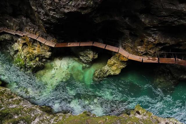 『甘肃』国内“最适合养老小城”，也是夏日避暑首选，还藏着座天空之城！