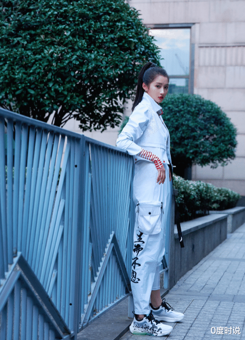 关晓彤|关晓彤剪韩式刘海，配上“卧蚕妆”之后，终于懂了她男友的审美