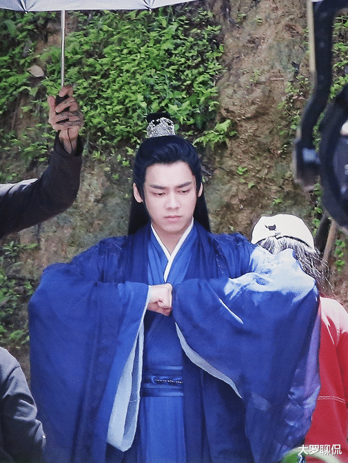 『李易峰』李易峰终于再演古装剧，新剧造型比“张小凡”还仙，女主还是老熟人