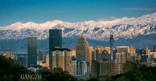 洛杉矶■乌鲁木齐是离雪山最近的城市了吧，神似洛杉矶，但比之更加科幻