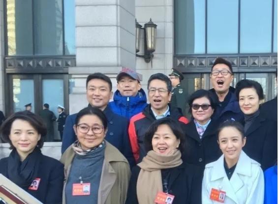 佟丽娅▲官方合影：佟丽娅美得显眼，但和国家级主持人站一起，气场矮一截