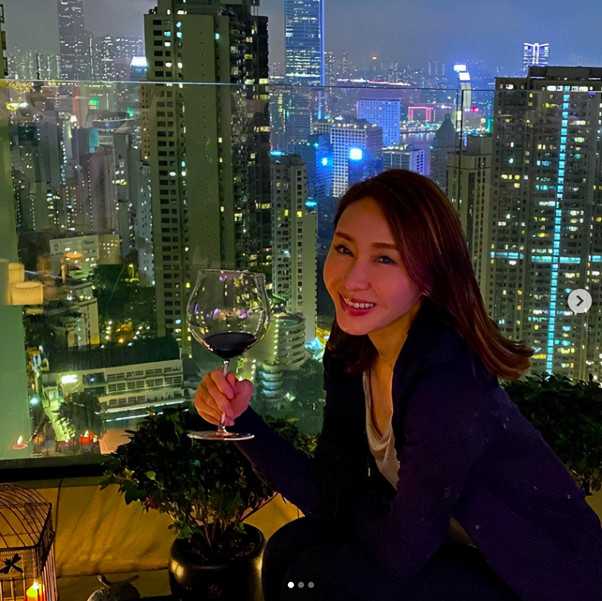 张玮|49岁黎姿罕秀美腿！意外曝光2.5亿豪宅绝佳视野，厕所都能尽览维港美景
