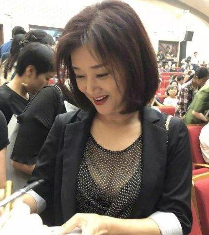 【短发】54岁宋祖英近照曝光, 短发造型太减龄, 优雅端庄气质犹存