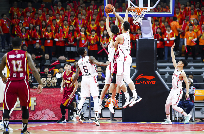 [广东男篮]抢手的年轻小将，宏远难道就此放手？这该是多大的损失