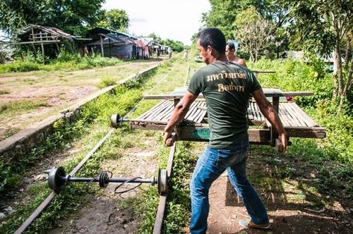 游遍东南亚，真实版的丛林飞车，马德望轨道上的竹火车