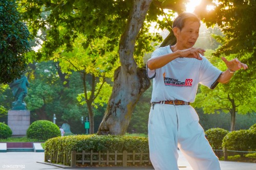 运动|人过了50岁，若还能做到3件事，说明身体素质还不错，不妨试试