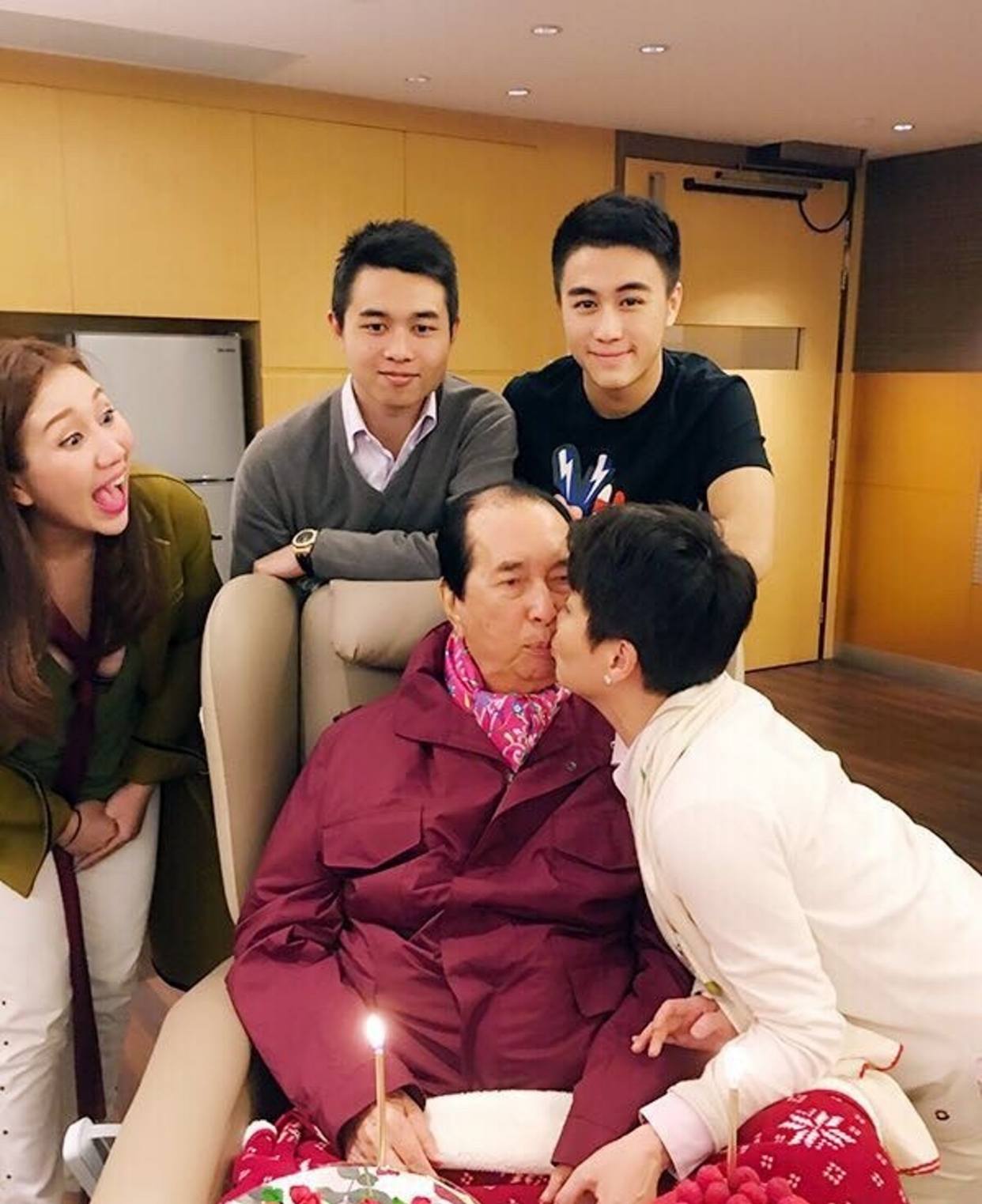 赌王|四太承认何猷邦是她所生长子，因生病情绪出了问题，赌王嘱托何超琼照顾好弟弟