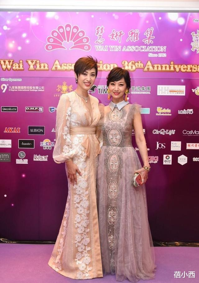 [连衣裙]陈法蓉真有53岁？穿深V领连衣裙配短发亮相，一生未嫁却美得惊艳