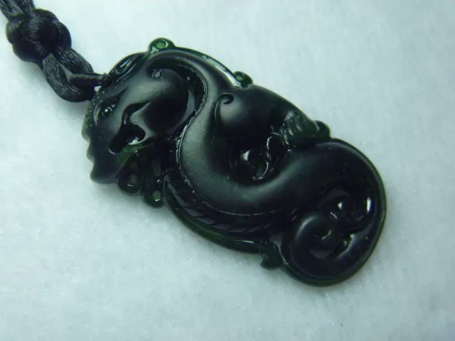 雕刻|摆放角落几年的墨翠片料，经过一番雕刻后，果然别有一番滋味！