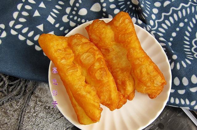 「炸油条」油条炸得不蓬松，制作方法不对，这做法简单零失败，早餐边炸边吃