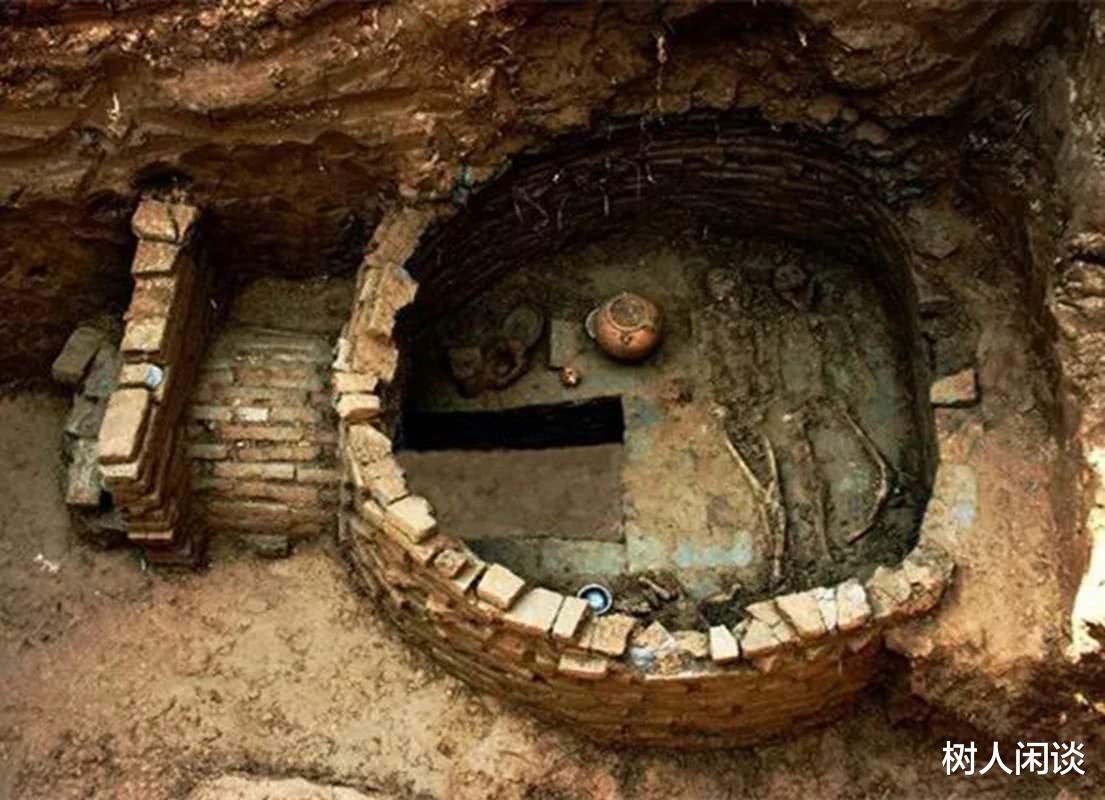 古墓|古墓中出现一盒磁带，考古队人员彻底懵了，专家拿起一看差点暴怒