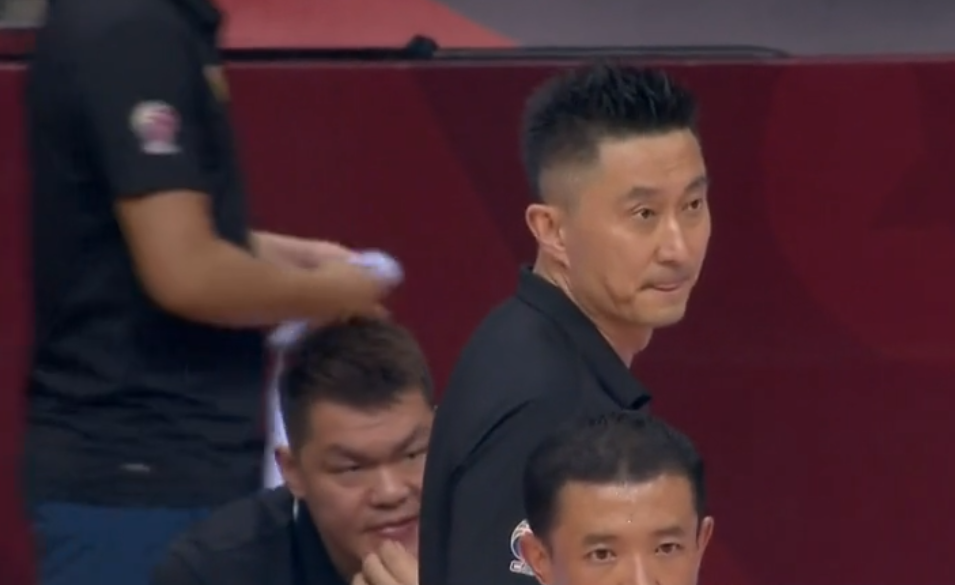 广东男篮|26分钟25分15板！小姚明大帽苏伟，在场广东就突不进去，杜锋被气疯了！