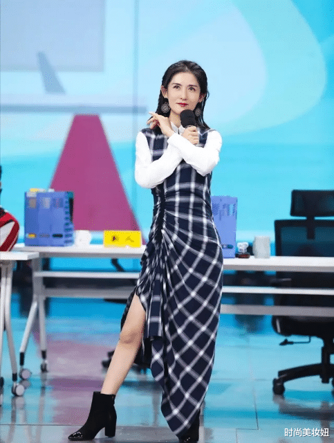 『连衣裙』谢娜早该这么穿了，彩色亮片连衣裙配低马尾高级减龄，气质太惊艳