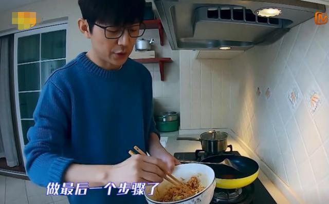 |何炅晒出自己长沙的家,头一次见这么大的厨房,还显得有点空旷了