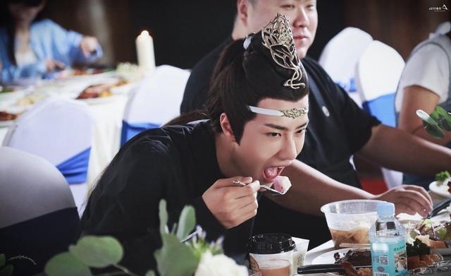 王一博|王一博新剧开机,官方CP是宋轶,二人现场被迫营业微笑