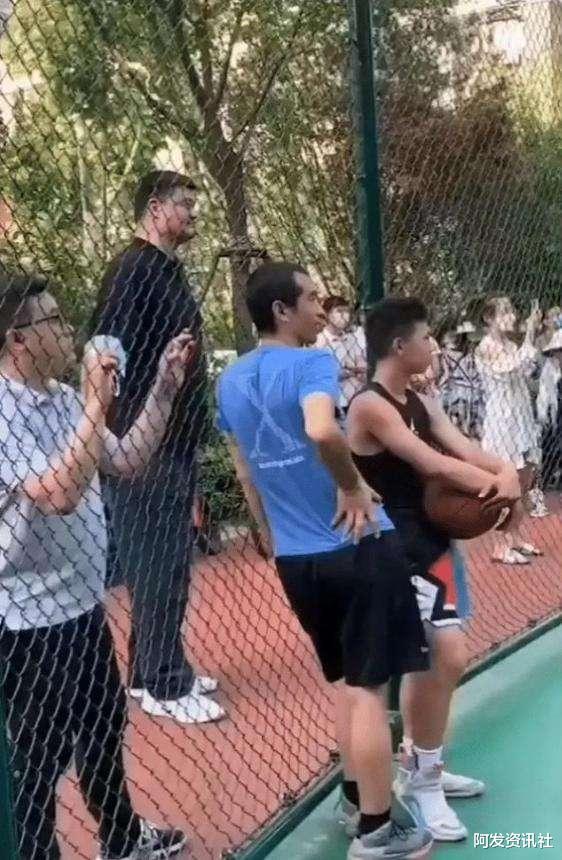 「姚明」体重已失控！姚明从280斤胖到400斤，叶莉：生活很不方便