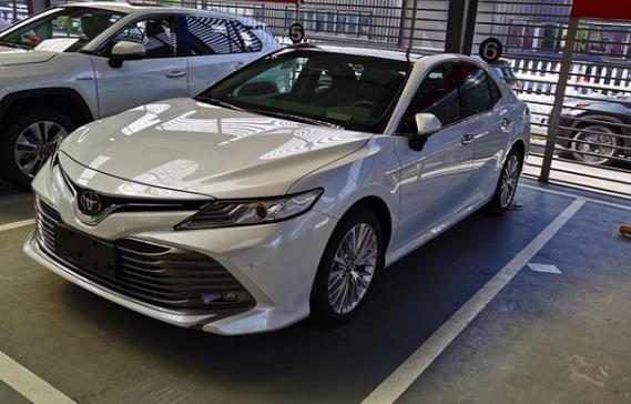 丰田凯美瑞@小改款丰田凯美瑞亮相！动力依旧，外观明显向雷克萨斯ES看齐！