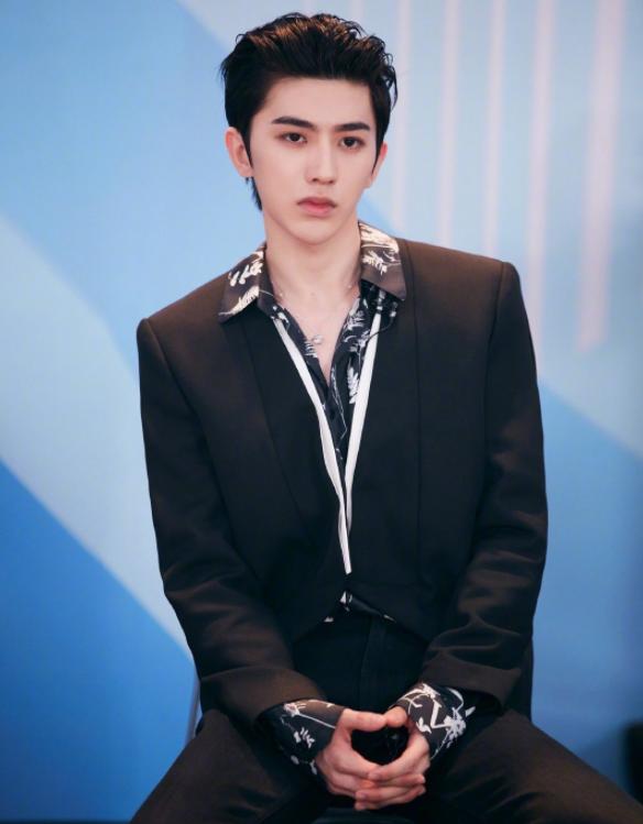 『皇后乐队』蔡徐坤新歌《情人》舞台首秀，复古花衬衫超抢眼，浪漫又不羁！