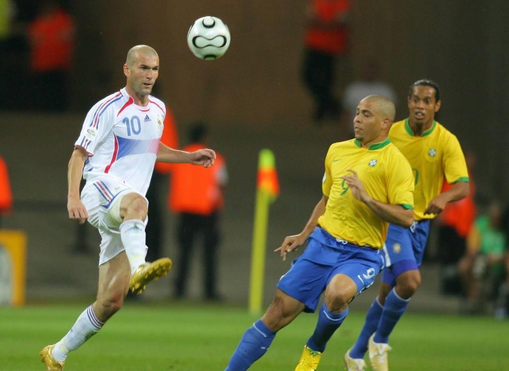 「巴西队」神仙打架！拥有四大天王的巴西，为何在世界杯输给齐达内的法国？