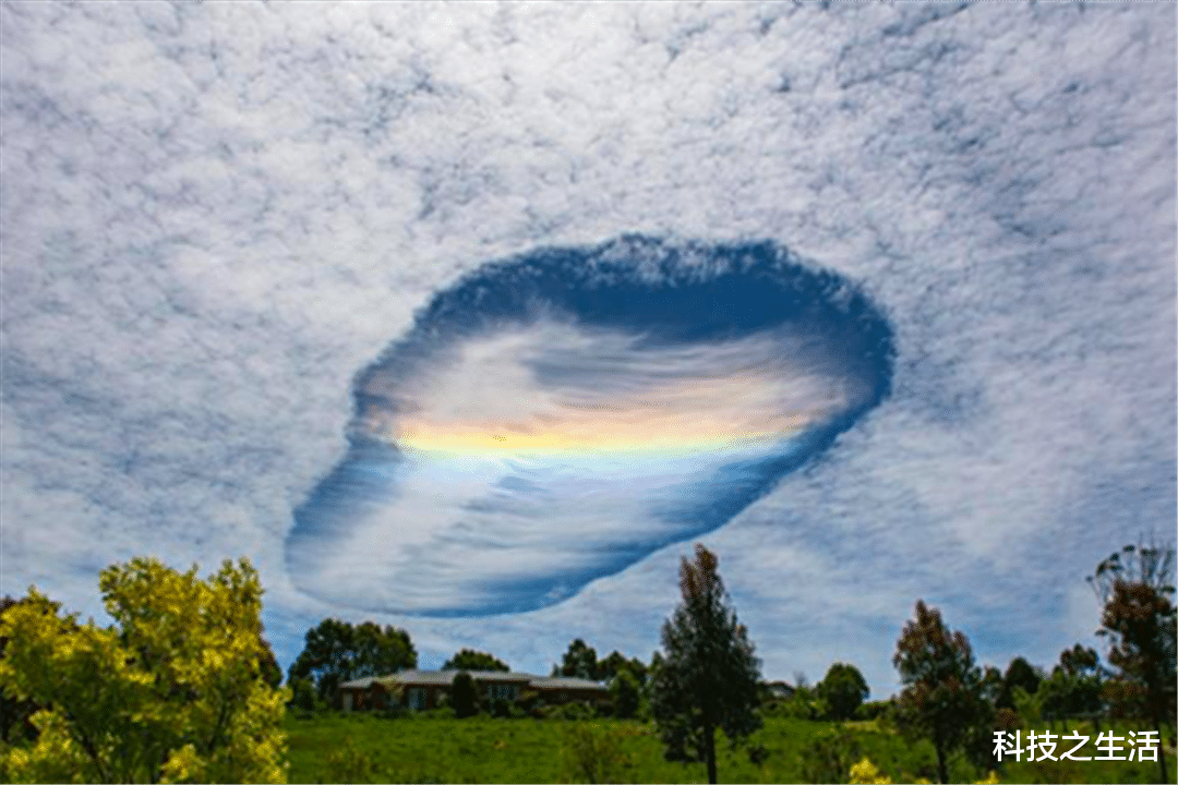 |平行世界真存在？哈萨克斯坦天空被“割裂”，是平行时空的入口？