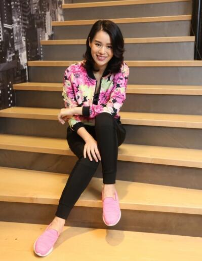 #连衣裙#胡杏儿女神范十足，摩卡波波头搭配白色蕾丝连衣裙，知性优雅