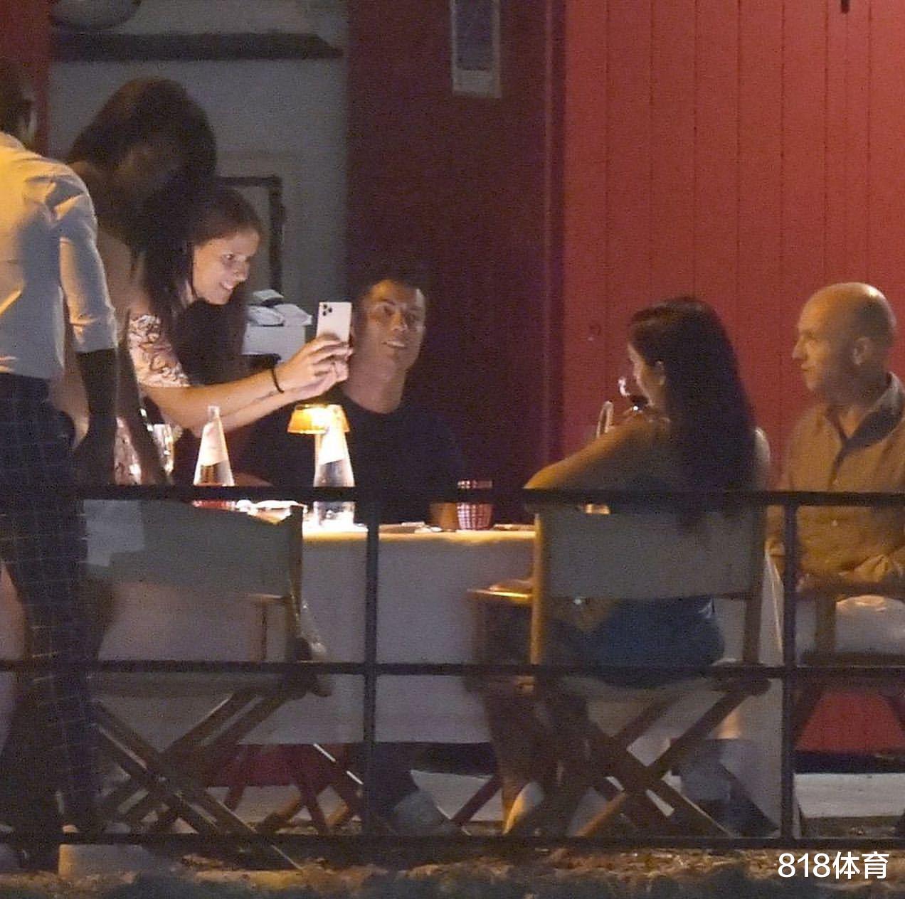 AC米兰|C罗请友人海边共进浪漫晚餐! 总裁干杯一饮而尽, 乔妹晒爱马仕包包