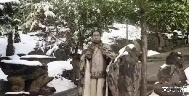 慈禧太后▲100年前，慈禧去世前彩色照片，公园看雪，不惧严寒却冻坏宫女