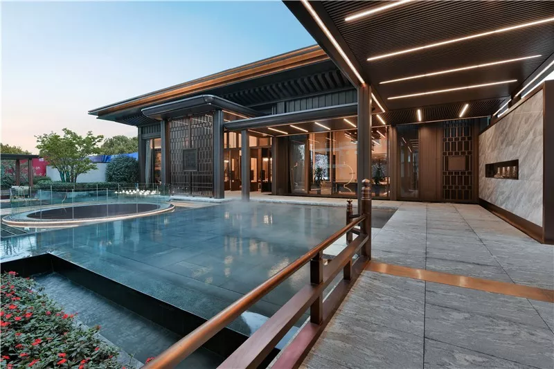 「」洗尽铅华承国风之韵，以新中式建筑之精髓将传统与现代结合，再现中国古典大宅之神韵！