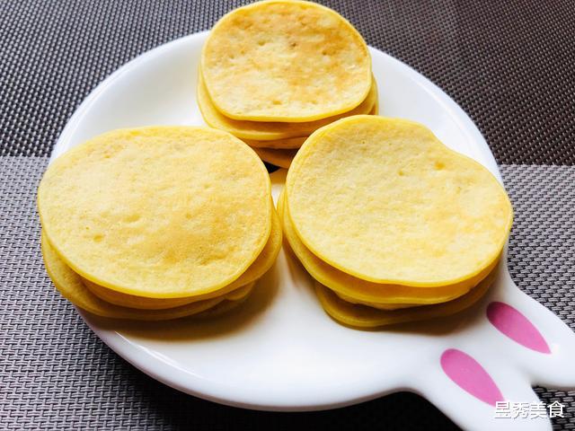 「香蕉」早餐~牛奶鸡蛋这样做,孩子抢着吃,香甜柔软又营养,五分钟上桌
