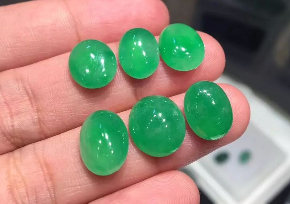 「翡翠」重金买下后江翡翠原石,最终不仅如愿讨得欢心,还外赚一笔