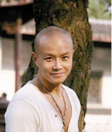 乐嘉|从金牌主持沦落到街头商演，如今出家为僧，45岁乐嘉做错了什么？